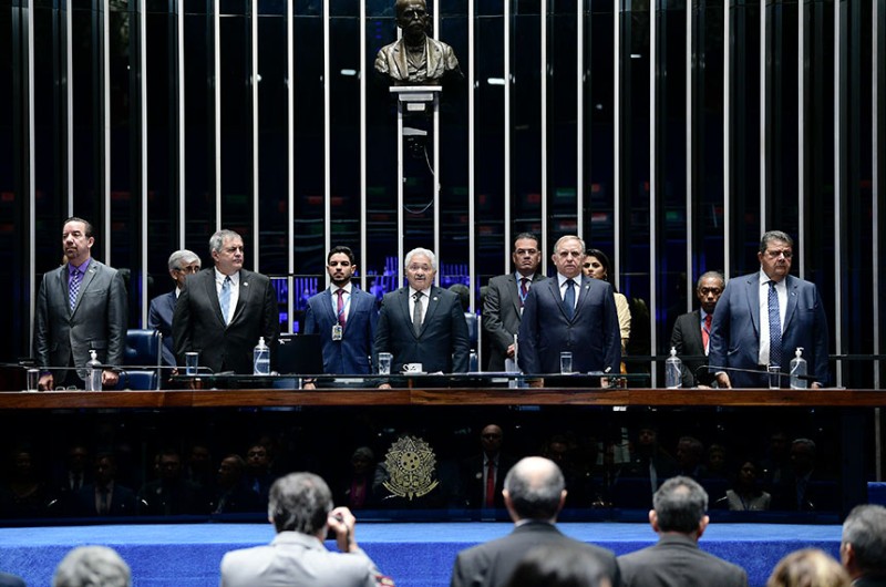 Autor do pedido da homenagem, Elmano Férrer (ao centro, entre o ministro Paulo Alvim e Izalci Lucas) comandou a sessão