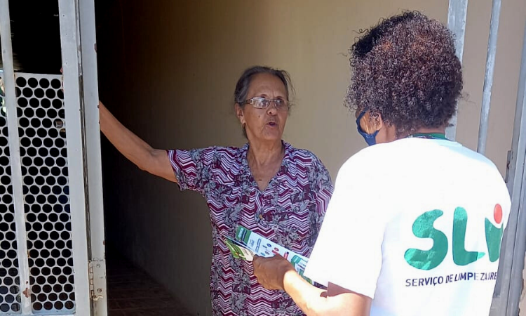 A aposentada América Ferreira faz a separação de recicláveis e orgânicos com frequência e ressalta a importância da mobilização: \