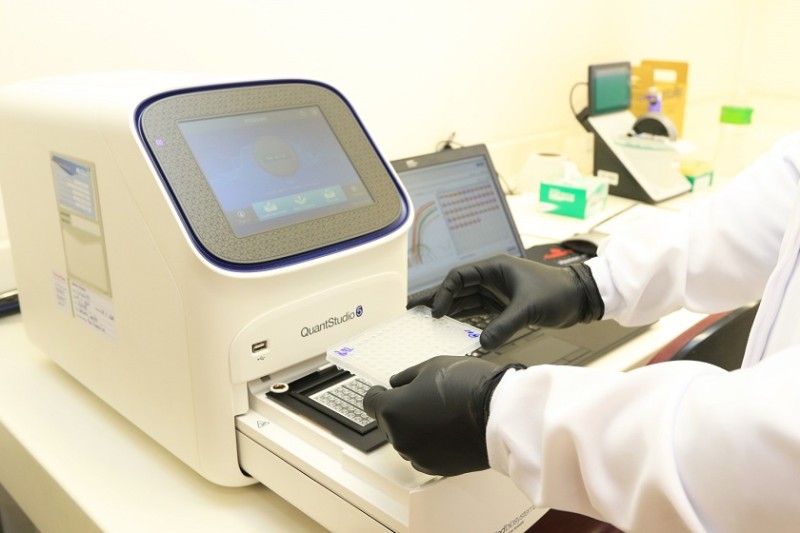 Laboratório de Genotipagem vai investigar o DNA dos pacientes e determinar qual a bolsa de sangue disponível é mais compatível. Foto Sandro Araújo - Agência Saúde DF