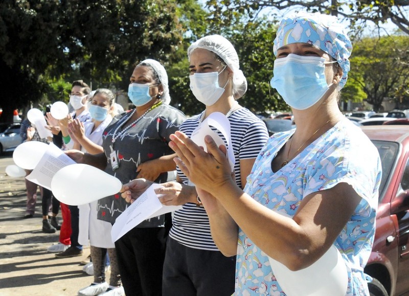 Servidores do HMID durante homenagem aos falecidos pela covid-19. Foto Geovana Albuquerque - Arquivo Agência Saúde DF