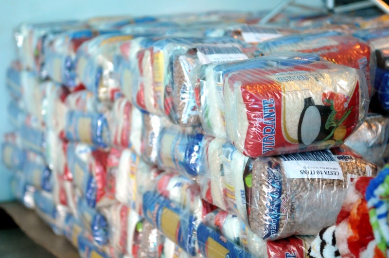 A cesta emergencial conterá arroz, açúcar, feijão carioca, feijão preto, macarrão, farinha de mandioca, farinha de milho, polvilho doce, óleo de soja, carne bovina, sardinha, sal, café, leite e papel higiênico, além de absorvente | Foto: Vinicius de Melo/