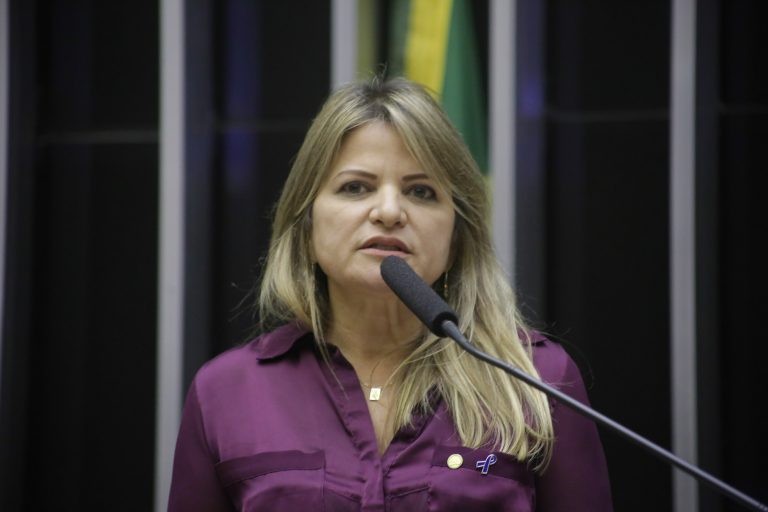 Flávia Morais: doença gera efeitos físicos, psíquicos e sociais no paciente - (Foto: Paulo Sergio/Câmara dos Deputados)
