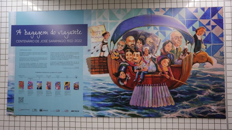 Na Estação Galeria, fica o painel de abertura da exposição, o maior deles, com 3,97 m de largura e 1,96 m de altura, o maior de todos, que retrata Saramago com diversas personalidades da cultura e da arte brasileira, como Jorge Amado, Chico Buarque e Osca
