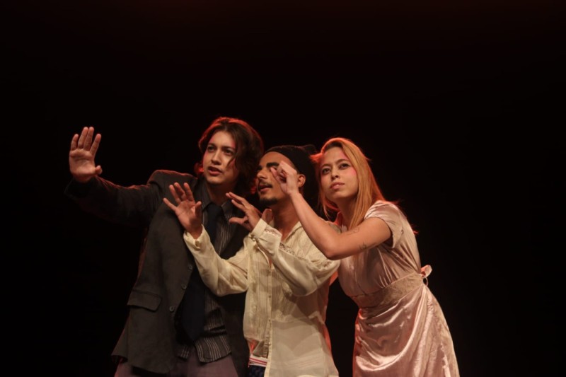 Os artistas em cena são alunos de teatro do Centro de Juventude, espaço público que atende jovens de 15 a 29 anos de idade em regiões de vulnerabilidade social - Ceilândia, Estrutural e Samambaia