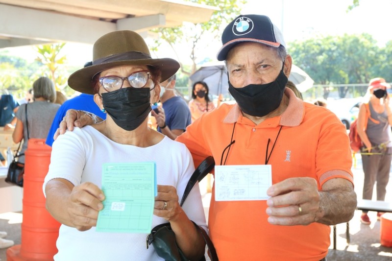Elcimar Moreira e Maria Salete Moreira são casados há 50 anos e foram tomar a quarta dose com muita alegria