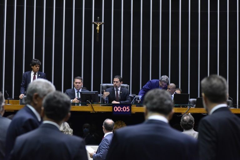 Marcelo Ramos (C) preside a sessão do Plenário - (Foto: Zeca Ribeiro/Câmara dos Deputados)