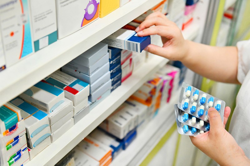 A nova lei permite aos laboratórios inserirem QR Code nas embalagens com informações sobre composição, utilidade, dosagens e contraindicações do medicamento - MJ_Prototype/iStockphoto