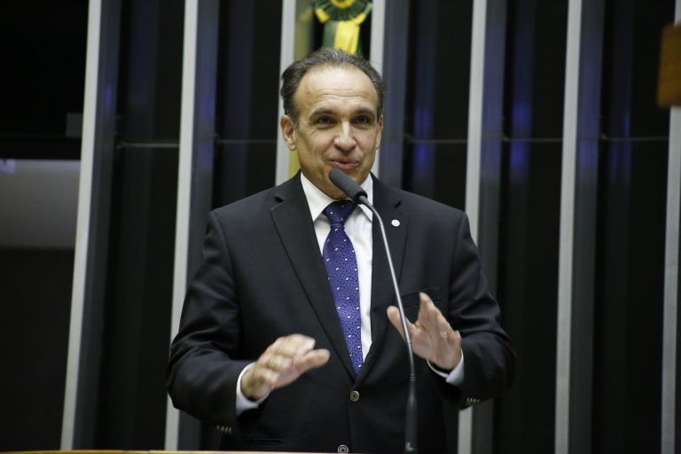 Hugo Leal: custo para obter autorização pode ser superior ao preço de um ciclomotor usado - (Foto: Elaine Menke/Câmara dos Deputados)