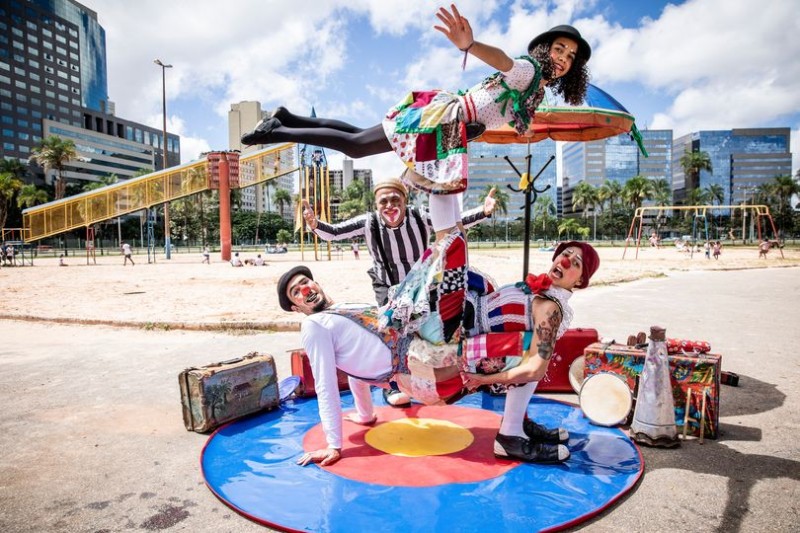 Oficina de perna de pau e espetáculo com a Trupe Raiz do Circo Reprodução Facebook