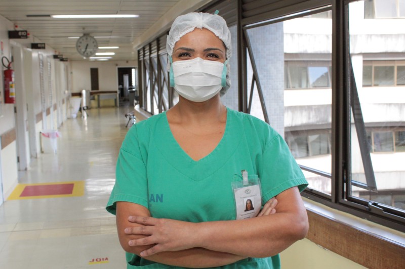 A enfermeira Marta Antônia da Rocha está tendo o primeiro contato com a profissão por meio do voluntariado | Foto: Tony Oliveira/Agência Brasília