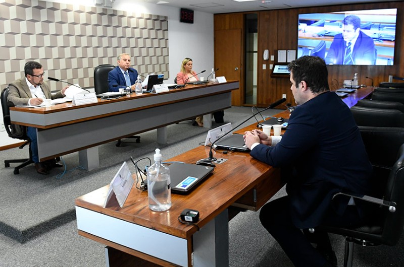 Izalci (à mesa, ao centro) comandou audiência na Comissão de Infraestrutura; ao microfone, Gustavo Trivelato, do Dnit