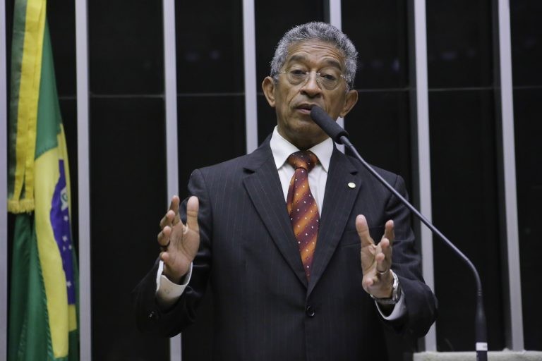 Vicentinho apresentou substitutivo ao texto original - (Foto: Paulo Sérgio/Câmara dos Deputados)