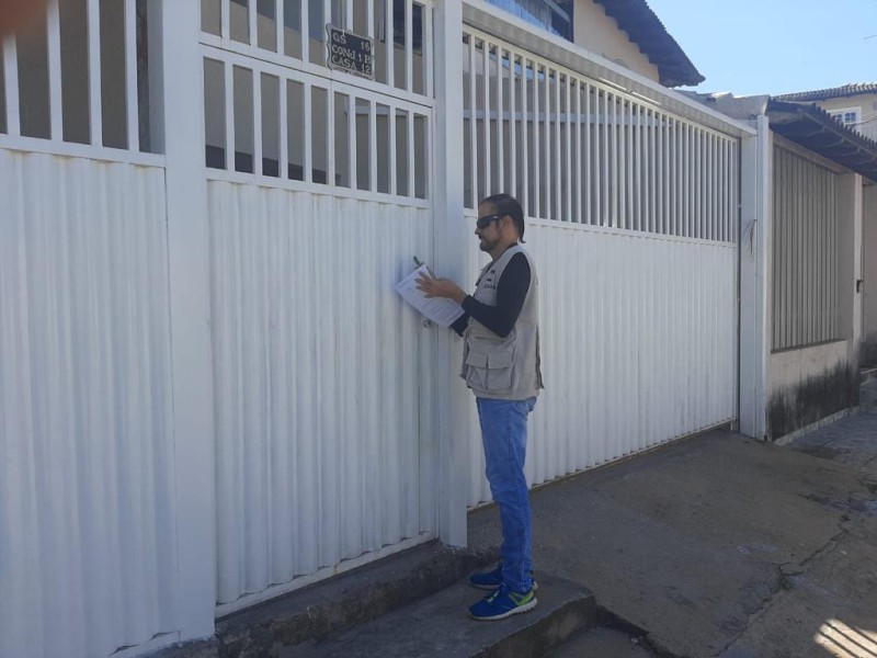 Funcionários devidamente identificados visitam as casas para entregar a carta convocatória e tirar dúvidas dos moradores | Foto: Codhab/DF