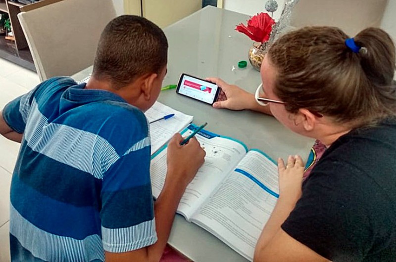 Pelo texto aprovado na Câmara, um dos pais ou responsáveis deve ter escolaridade de nível superior ou em educação profissional tecnológica em curso reconhecido para acompanhar o aluno - Divulgação/Governo da Bahia