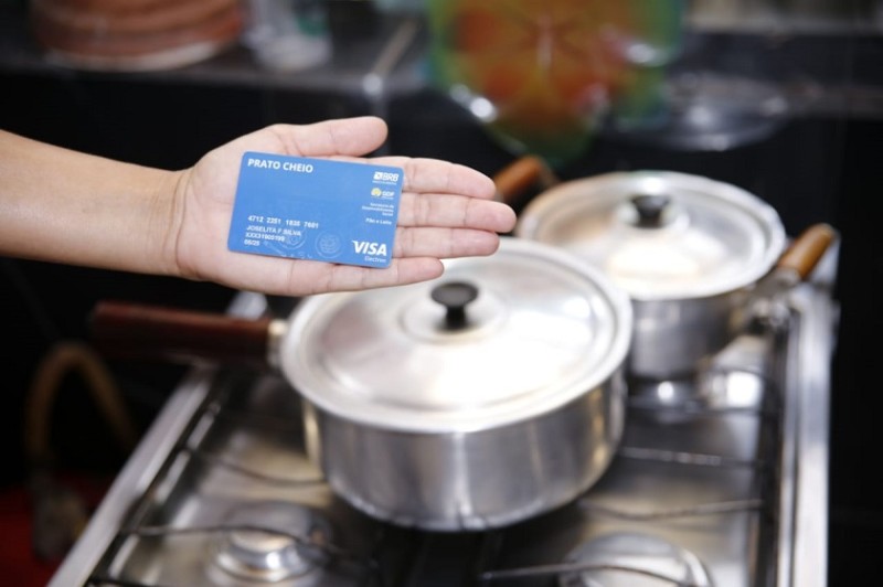 Criado assim que a pandemia da covid-19 se instalou no Brasil, o Prato Cheio visa garantir a segurança alimentar e nutricional de pessoas em situação de vulnerabilidade social por um período de até nove meses, podendo a família solicitar novamente o benef