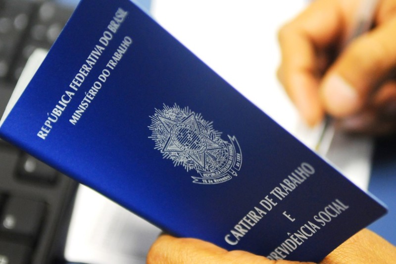 Nos últimos 12 meses, o contingente de desempregados diminuiu, como resultado da criação de 67 mil postos de trabalho e do aumento de profissionais que entraram no mercado, contabilizando 7 mil pessoas, que passaram a compor a chamada população economicam