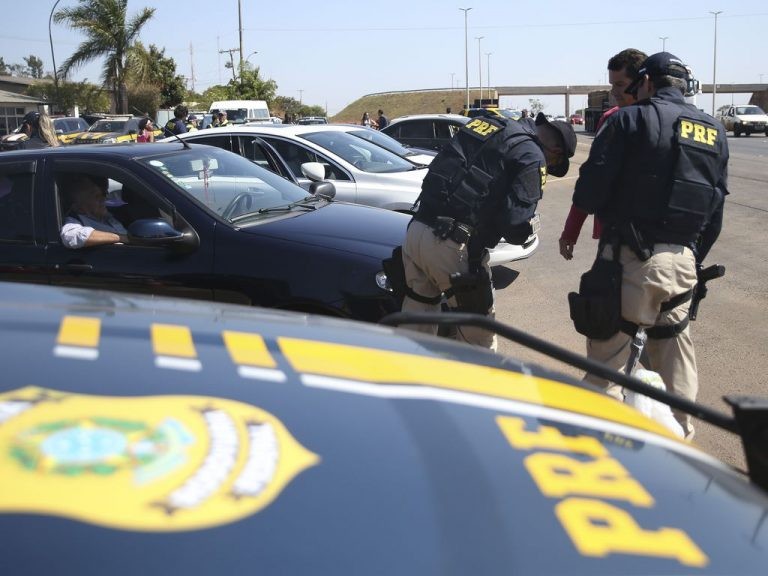 Abordagem foi feita por agentes da PRF - (Foto: José Cruz/Agência Brasil)