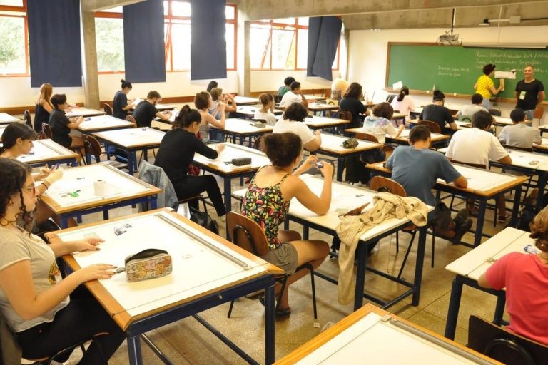 Deputados querem ampliar a discussão sobre cobrança de taxa das universidades públicas - (Foto: Divulgação/UEL)