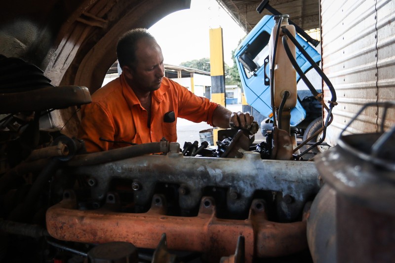 Edifício-sede da Novacap, Setor de Áreas Especiais, Brasília, DF, Brasil, 28/7/2015 Foto: Andre Borges/Agência Brasília Oficina da Novacap. José Martins Pereira, mecânico. Foto: Arquivo Agência Brasília