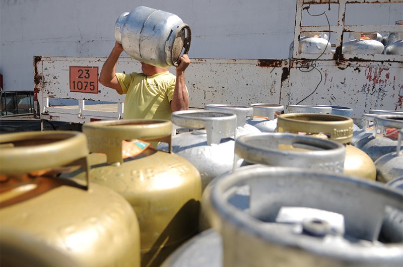 De acordo com o projeto, a cesta básica entregue no âmbito do Sistema de Segurança Alimentar e Nutricional (Sisan) deverá incluir a recarga de um botijão de gás liquefeito de petróleo (GLP) de 13 kg - Pedro Ventura/Agência Brasília