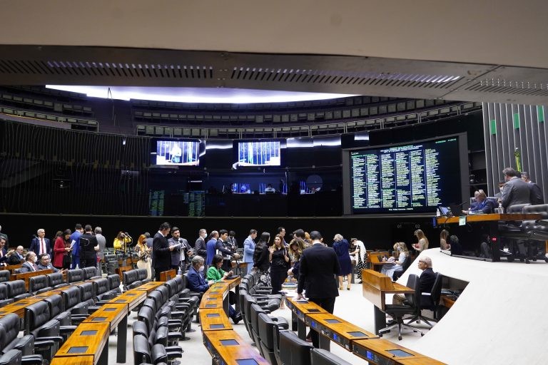Deputados participam de sessão no Plenário da Câmara - (Foto: Pablo Valadares/Câmara dos Deputados)