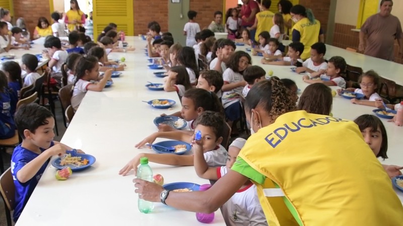 Os educadores devem, exclusivamente, auxiliar em atividades cotidianas dos estudantes com deficiência ou com Transtorno do Espectro Autista (TEA) | Foto: Wladimir Luz/SEEDF