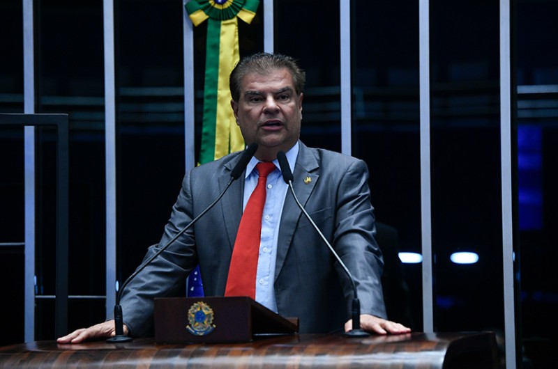 O senador Nelsinho Trad cumprimentou os ministros do TCU pelo aval que permitiu a concessão de 15 aeroportos espalhados pelo País - Jefferson Rudy/Agência Senado