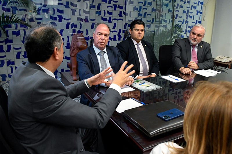 Os senadores Fernando Bezerra Coelho, Davi Alcolumbre e Jean Paul Prates reuniram-se com secretários estaduais de Fazenda