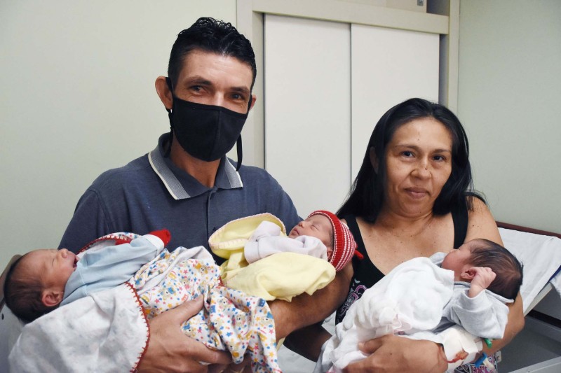 Pai dos bebês ganhou até certificado, pela dedicação que demonstrou 