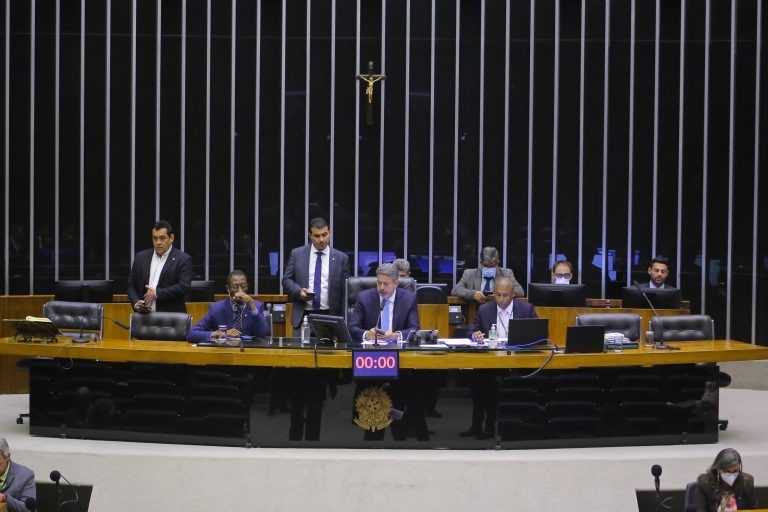 Arthur Lira (C) preside a sessão do Plenário - (Foto: Paulo Sérgio/Câmara dos Deputados)