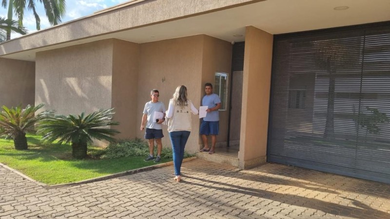 Funcionários da companhia visitam os moradores para orientar sobre a documentação necessária à titulação definitiva dos imóveis | Foto: Divulgação/Codhab