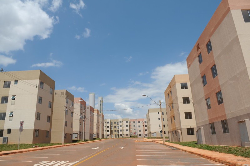 O eixo Morar Bem, vinculado a um programa do governo federal, é voltado a famílias com renda bruta de até 12 salários mínimos. Visa à construção de unidades habitacionais no DF, ofertando moradias com infraestrutura urbana,