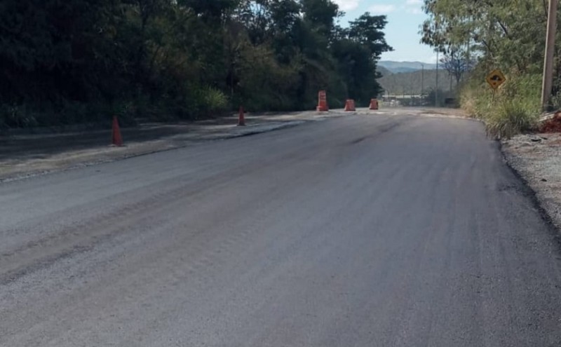 Os trechos deteriorados de asfalto, na altura do quilômetro 21, foram retirados e, na sequência, a equipe de 25 operários destacados para o serviço preencheu o espaço com uma nova camada de capa asfáltica. Foram aplicadas cerca de 800 toneladas de massa a