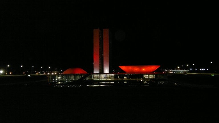 O prédio do Congresso costuma ganhar iluminação colorida em datas especiais - (Foto: Pierre Triboli)