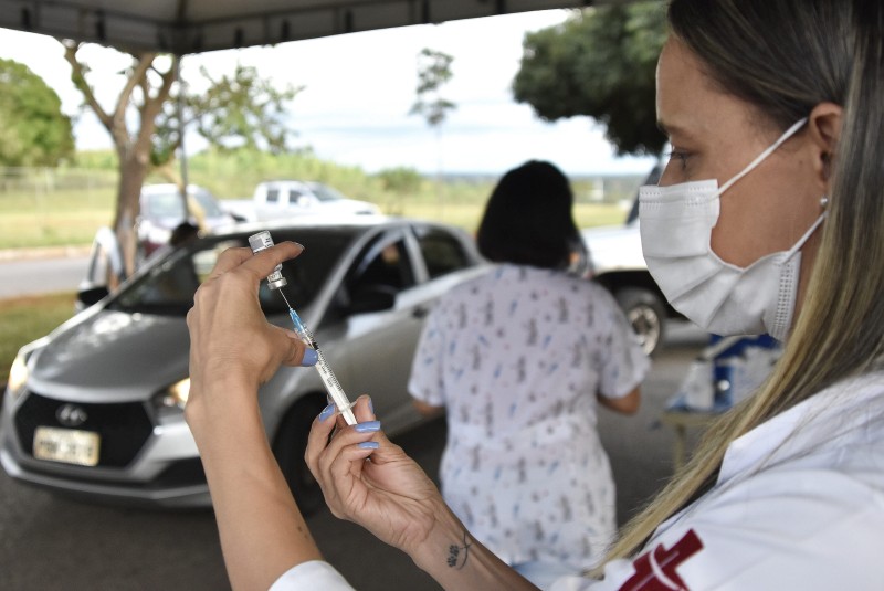Quem for receber a segunda dose de reforço pode ir ao drive-thru instalado na 612 Sul. Foto Tony Winston - Agência Saúde DF