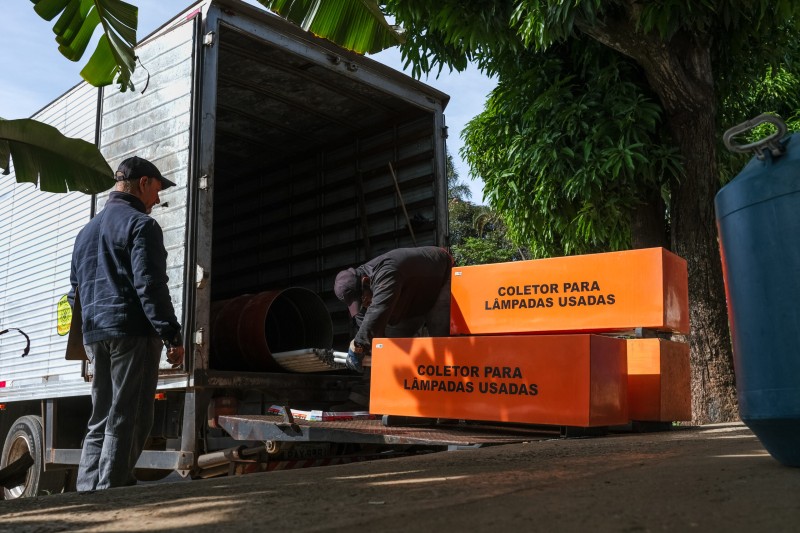 Lâmpadas usadas são recolhidas ao depósito da Caesb no SIA | Foto: Cristiano Carvalho/Caesb