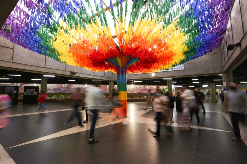 instalação Árvore do Orgulho, montada na área livre da estação, cobre o teto cúbico da claraboia do foyer, inundando o local com as cores do arco-íris e com informações sobre direitos e cidadania | Fotos: Maria Luiza Munhoz/Metrô-DF