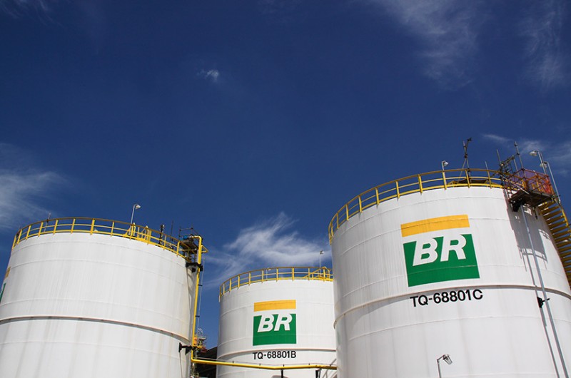 Medida proposta por Flávio Bolsonaro pune quem furtar combustíveis de tanques ou dutos - Geraldo Falcão/Agência Petrobras