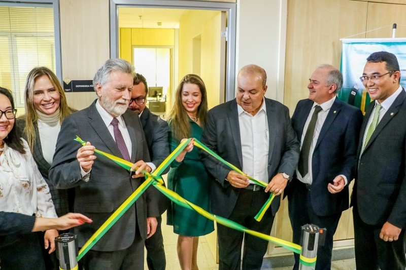 Ibaneis conheceu as instalações e descerrou a placa de inauguração do núcleo de assistência jurídica | Foto: Renato Alves/Agência Brasília