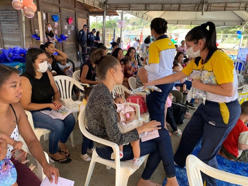 a equipe do Serviço Social do Comércio (Sesc) orientou as participantes sobre métodos contraceptivos e cuidados com a mama. Também fez a demonstração da escovação dental correta e distribuiu kits de higiene bucal.