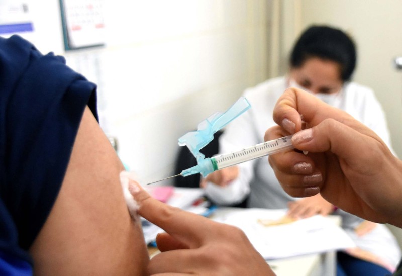 Vacinação contra a influenza tem como principal objetivo reduzir a carga da doença, evitar hospitalizações, mortes e consultas ambulatoriais em serviços de emergência