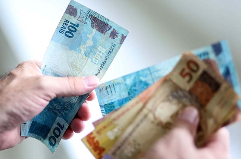 A defasagem na tabela pode fazer com que quem ganha 1,5 mínimo pague IR - Foto: Gilson Abreu/AEN