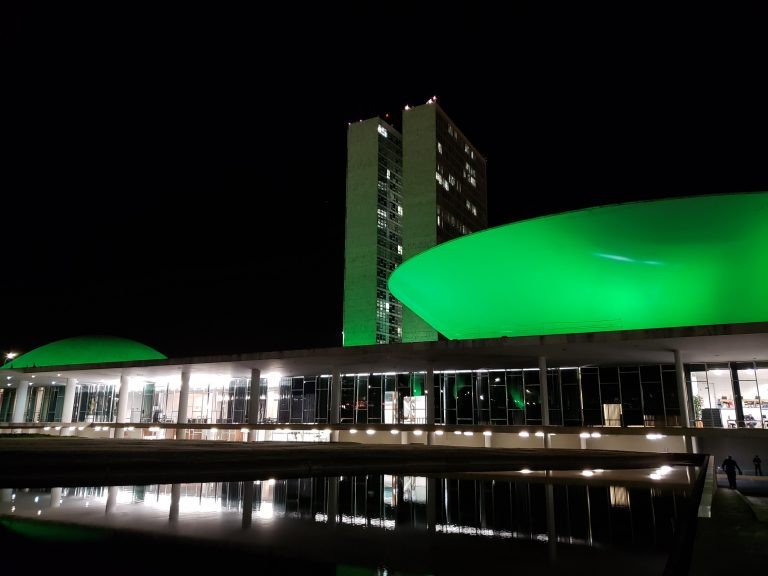 Cúpulas do Senado e da Câmara dos Deputados iluminadas de verde - (Foto: Pierre Triboli/Câmara dos Deputados)