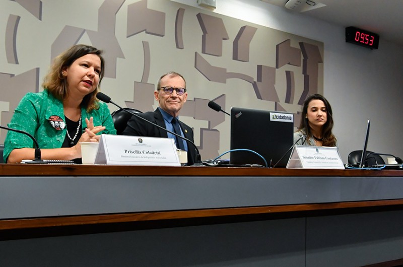 O autor do requerimento para a audiência, Fabiano Contarato, entre Priscilla Colodetti e Thaisse Craveiro - Waldemir Barreto/Agência Senado