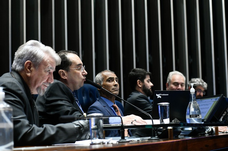 Mesa da sessão temática sobre o rol taxativo de tratamentos médicos cobertos pelos planos de saúde - Geraldo Magela/Agência Senado