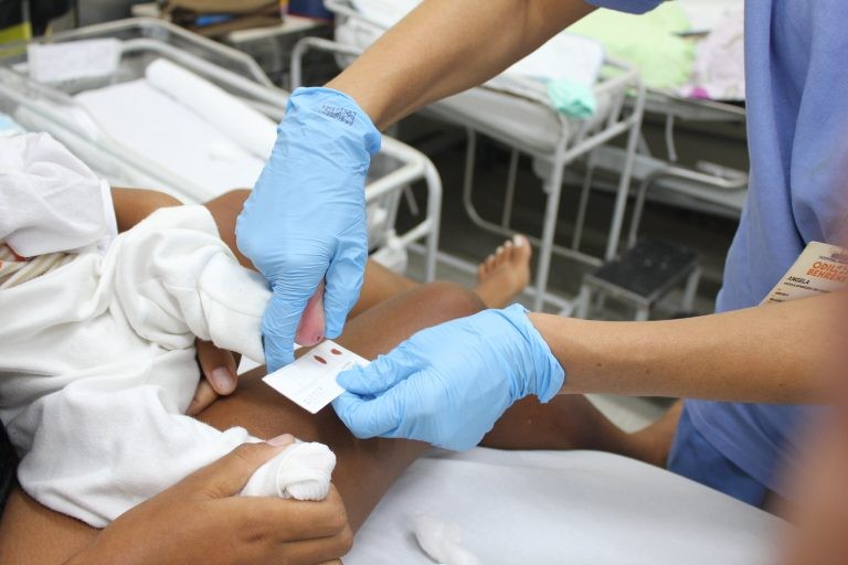 Teste é feito de graça pelo SUS nos primeiros dias de vida - (Foto: Divulgação/Prefeitura de Belo Horizonte)
