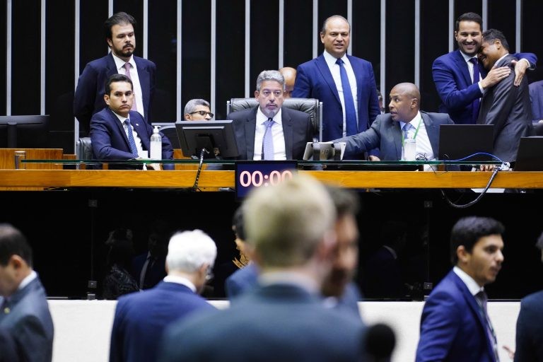 Deputados debateram o assunto durante sessão do Plenário desta terça - (Foto: Pablo Valadares/Câmara dos Deputados)
