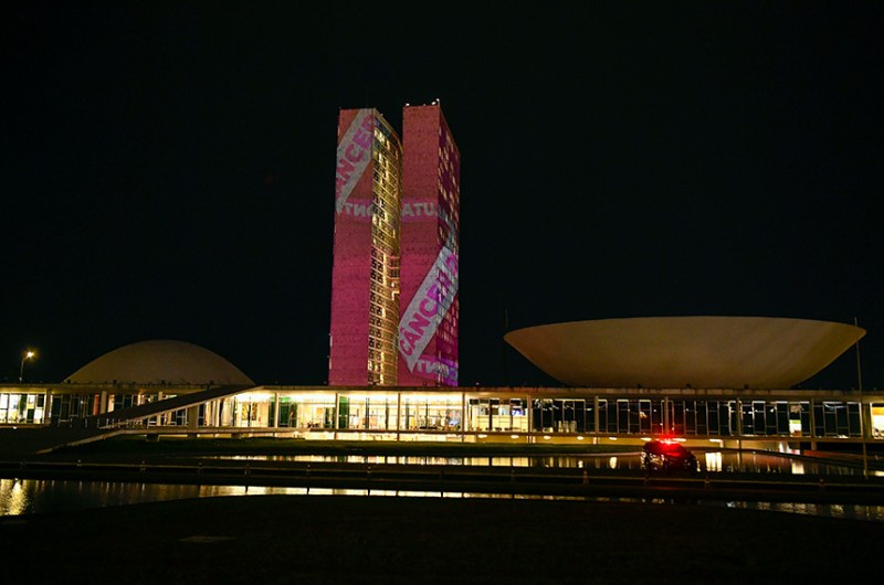 O Senado projetou frases de conscientização sobre a doença na sua cúpula, que estará iluminada de rosa até dia 31