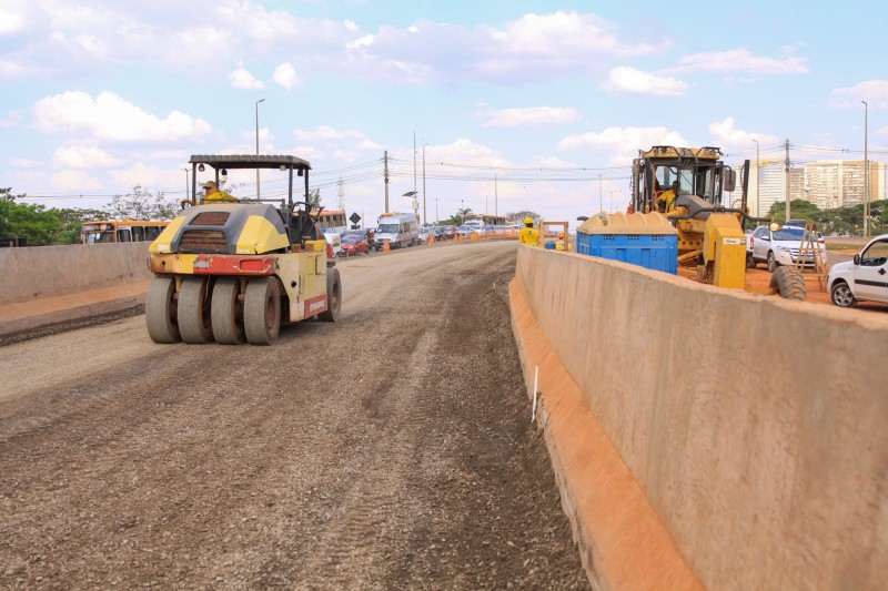 A transferência de tráfego começará assim que for finalizada a pavimentação no novo trecho, processo iniciado nesta terça-feira (18). Antes da pavimentação, o trecho de cerca de 150 m passou por terraplanagem e compactação. | Fotos: Tony Oliveira/Agência 