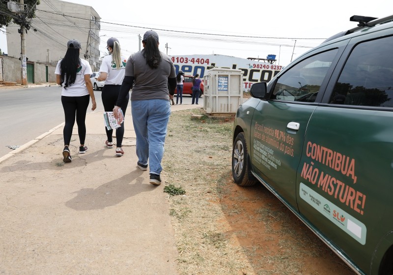 os agentes mobilizadores foram de porta em porta entregando panfletos e ímãs de geladeira com informações sobre os dias e horários das coletas. | Fotos: Divulgação/SLU
